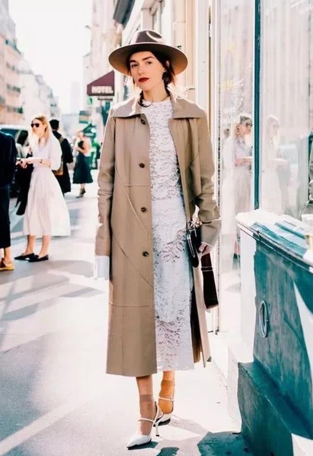 欧美街拍：初春风衣搭配这3种鞋子，显高还好看