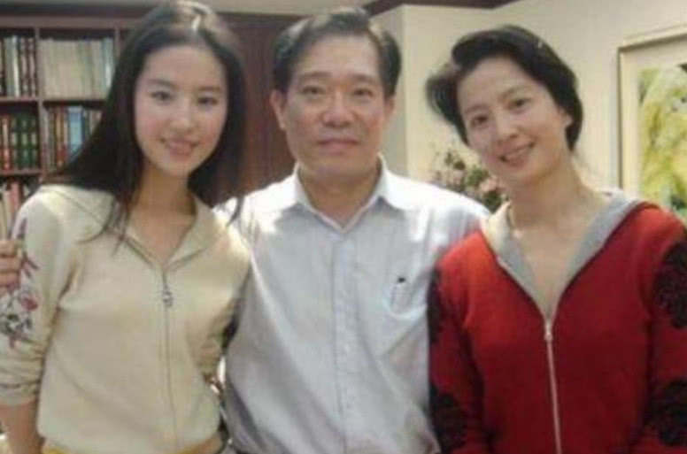 31岁刘亦菲为何恋情不定?背景公开后,网友:胡歌都不敢恭维!