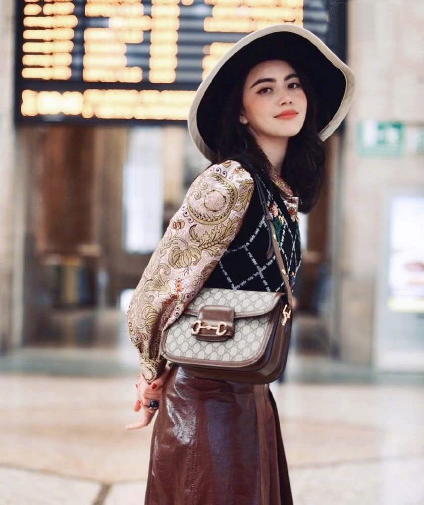 MAI不愧为“泰国第一神颜”，穿皮裙印花衬衫美得就像洋娃娃