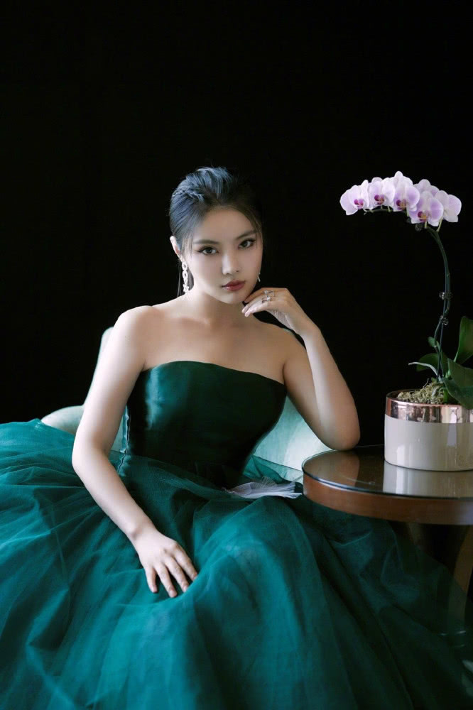 当柳岩遇上徐冬冬，仗着身材丰满挑战抹胸裙，谁更火辣