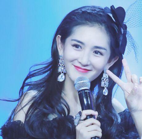 38岁谢娜外出拍广告曝光,小腹隆起孕味十足,曾豪言再要一个