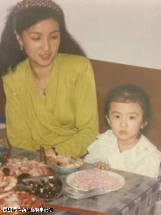 章泽天妈妈外貌曝光,年龄比女婿大五岁,看到正脸后我不淡定了