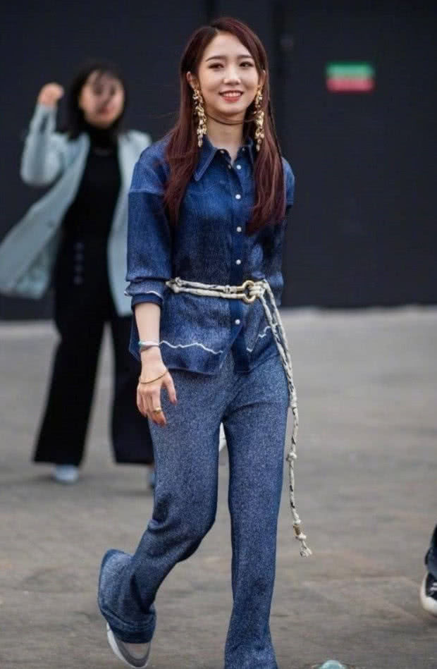 孟美岐为某杂志拍封面照片创最高销售记录,从她的穿搭上看一点都不意外