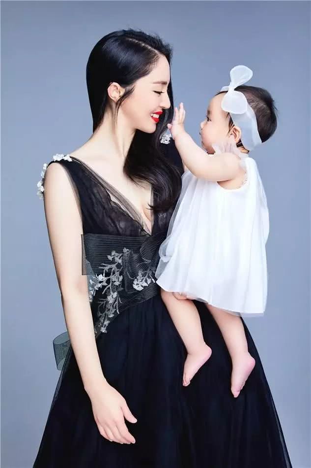 3岁小酒窝近照,五官越长越像高云翔,乖巧可爱灵气似董璇