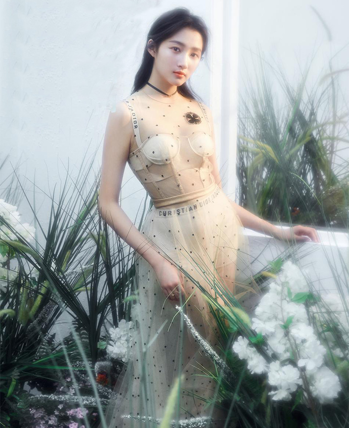 关晓彤微博发祼胸照 透视衣服大露双胸令人直呼太性感