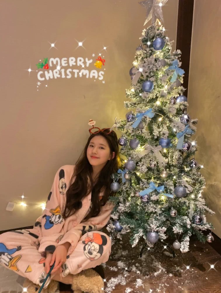 赵露思和徐璐任性挑战羊羔绒睡衣私房照，你觉得谁更可爱