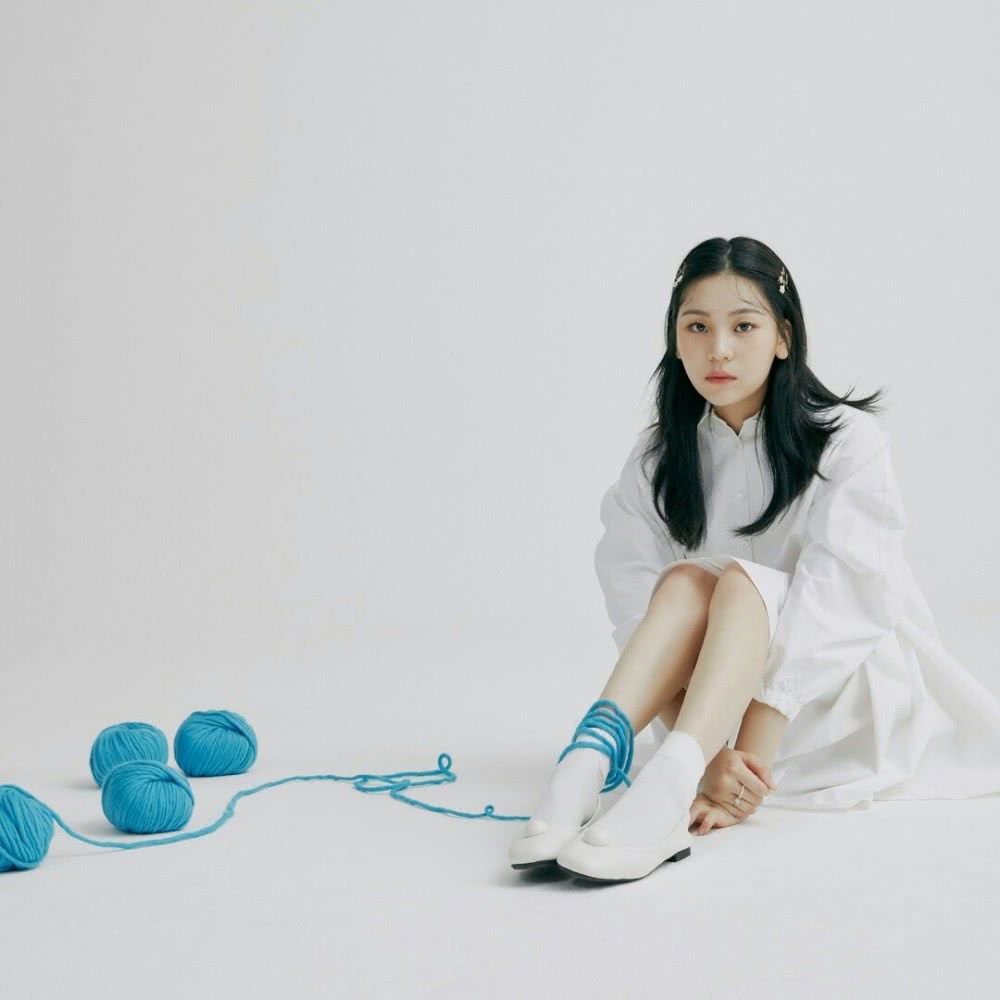 韩国女团忙内严智一袭杏色花朵裙出镜,温柔减龄妥妥的