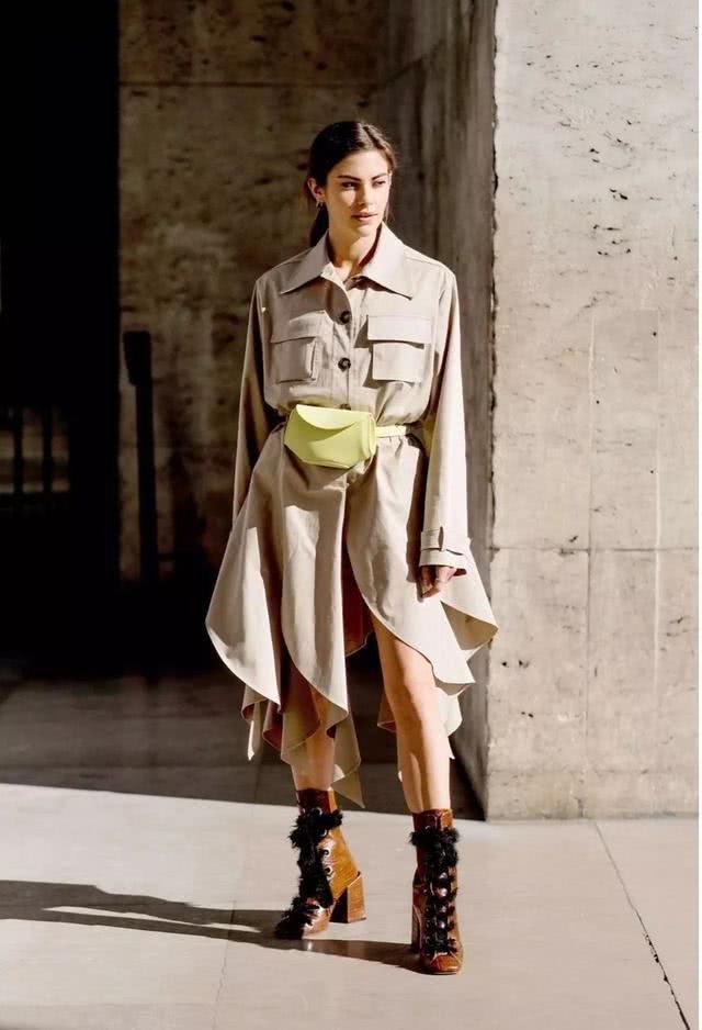 欧美街拍：初春风衣搭配这3种鞋子，显高还好看