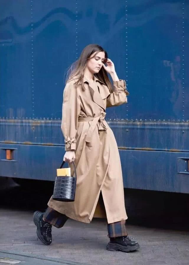 欧美街拍：初春风衣搭配这3种鞋子，显高还好看