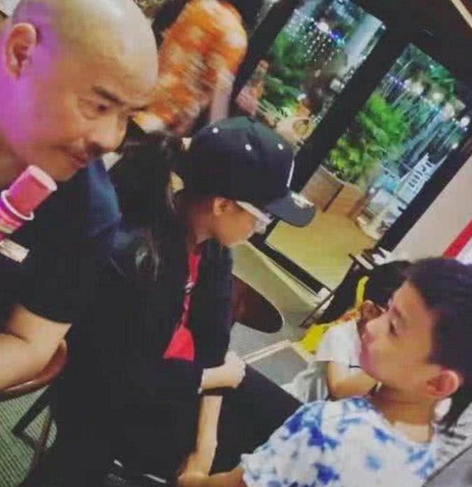 张柏芝带三个儿子回娘家，老爸搂着外孙，网友：霸气而又温柔！