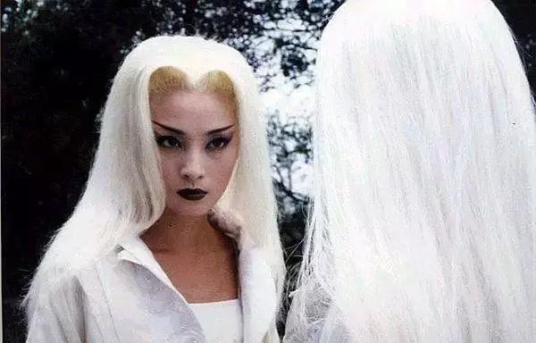 女星古装白发造型：张雪迎惊艳，蒋勤勤吓人，刘诗诗却一脸憔悴