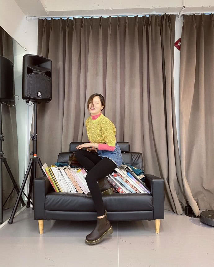 泫雅秀新私服，穿豹纹款短袖搭粉色长袖，搭配还是那么时髦！