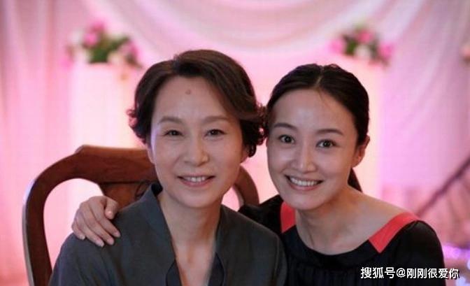 她是国家一级演员,39岁产子惨遭抛弃,如今儿子帮她赚足面子!