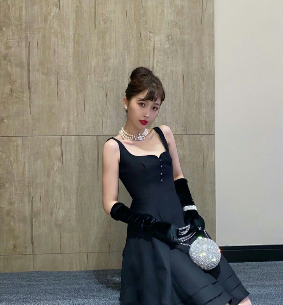 她因“蔡敏敏”圈粉无数,虞书欣身穿赫本黑裙出镜,尽显古典优雅