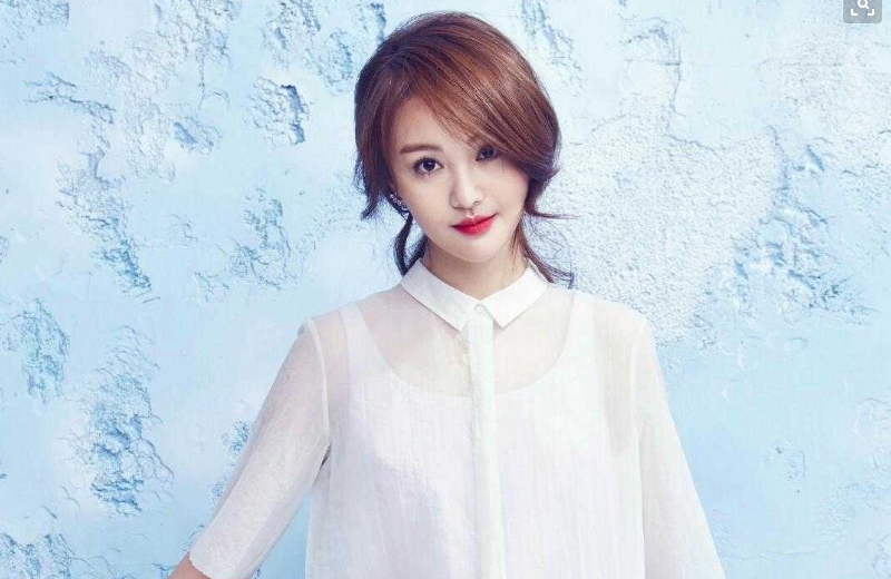 郑爽新造型上线，假两件连衣裙搭黑色紧身裤，显得腿又长又细