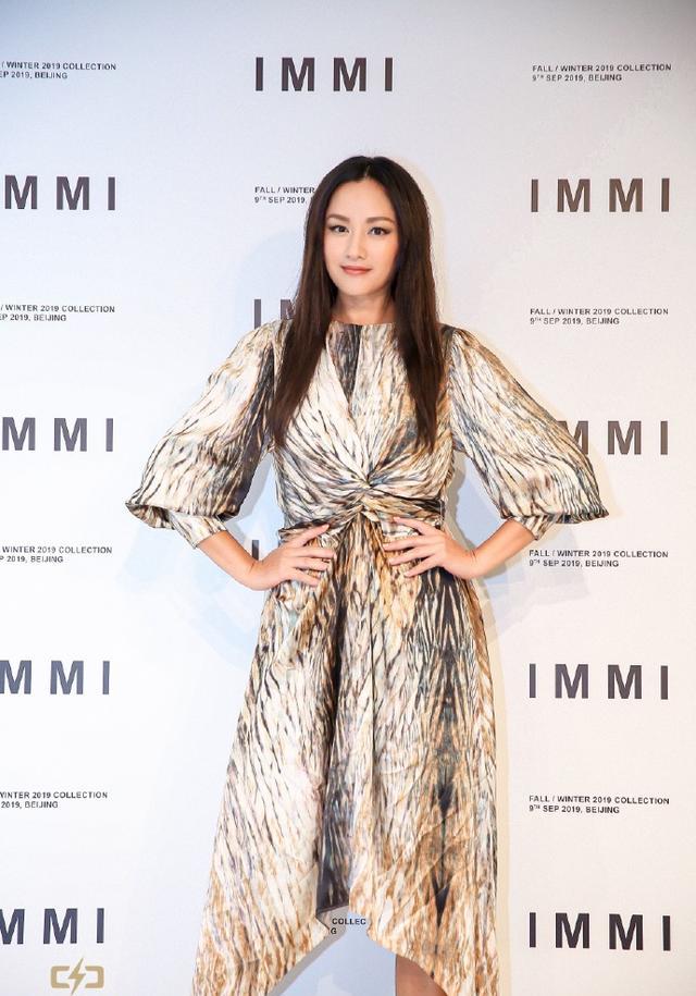 48岁瞿颖参加活动，瘦出新高度又见名模风采，古铜色腿太美丽吧