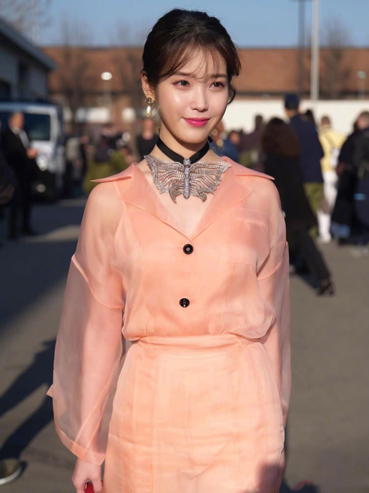 IU与MAI同框看秀,穿橘粉色薄纱裙,竟不输泰国“第一神颜”?