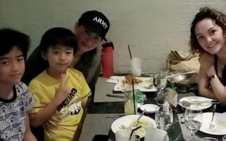 张柏芝带三个儿子回娘家，老爸搂着外孙，网友：霸气而又温柔！