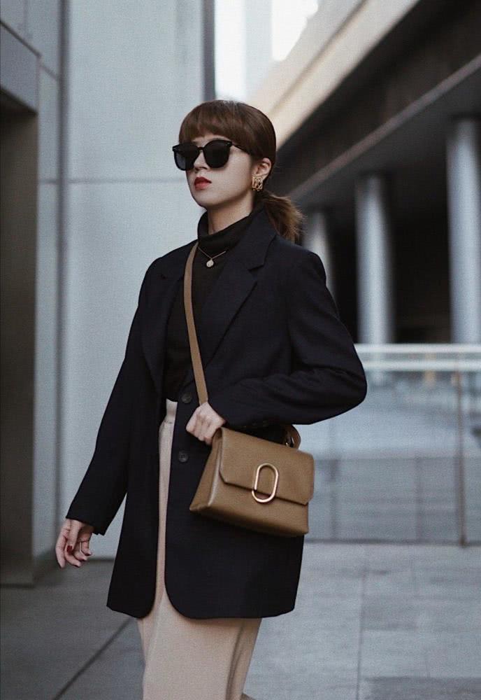 清新脱俗的初春穿搭,简单百搭还不挑人,甜甜的感觉真的好舒服!