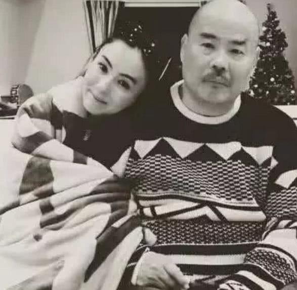 张柏芝带三个儿子回娘家，老爸搂着外孙，网友：霸气而又温柔！