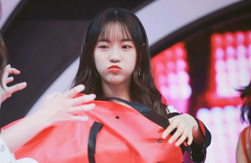 1_(2).jpg 《青春有你2》未播先火!虞书欣拎20万包包现身,不愧为小公主