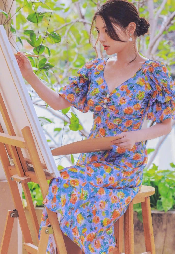 徐冬冬画油画穿印花V领连衣裙,尽显复古优雅
