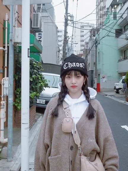 金泫雅换麻花辫造型卖萌,意外撞上吴宣仪,小野马不输小甜豆!