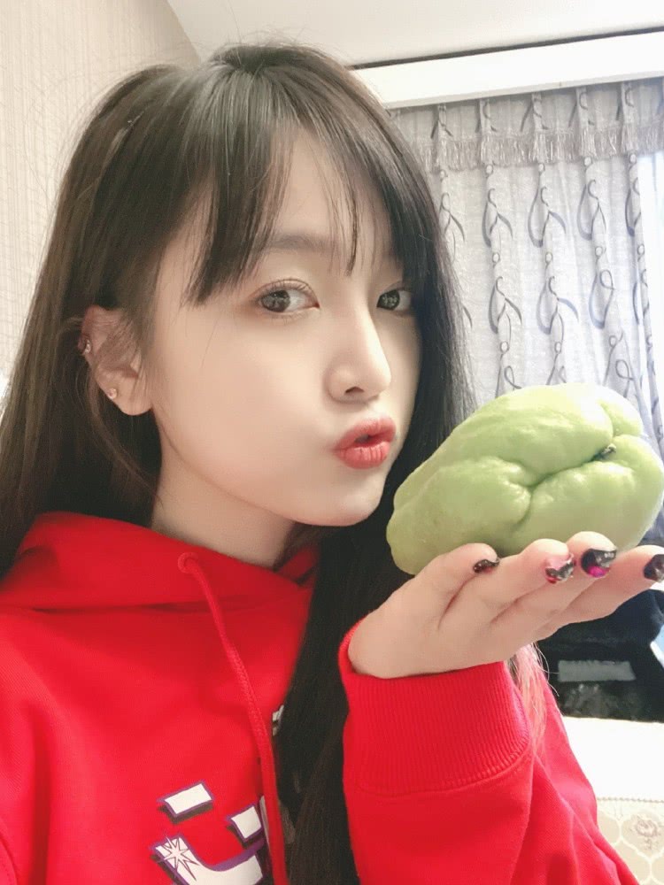 吴宣仪最新搭配穿“美少女”卫衣,秀瓜子脸精致迷人