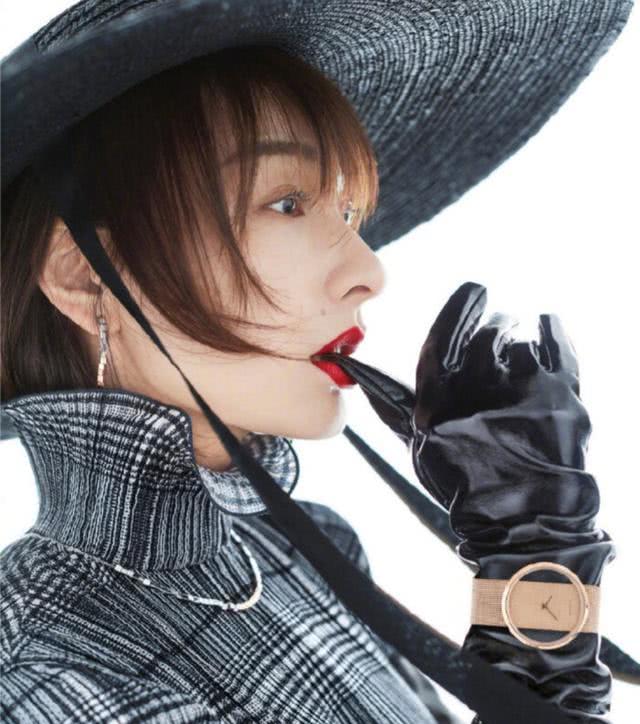 吴昕露背款酒红裙搭白色珠子气质耳环 性感又有气质