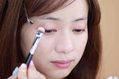 女生眼皮肿的原因,教你四招早晨快速消肿