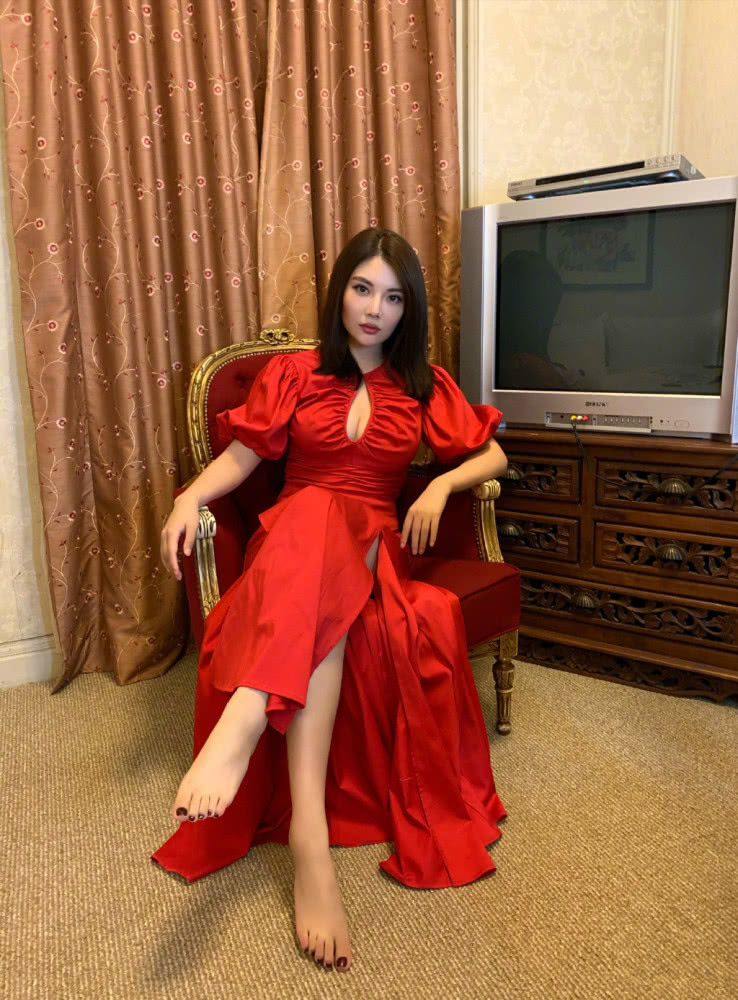 当柳岩遇上徐冬冬，仗着身材丰满挑战抹胸裙，谁更火辣