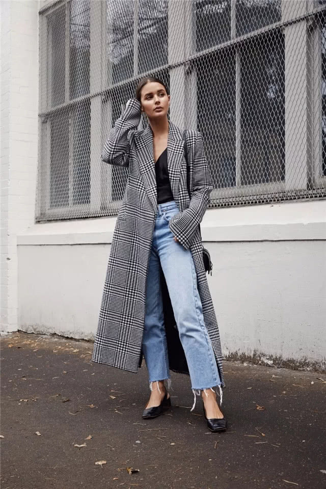 欧美街拍:潮女早春爱穿“奶奶鞋”,搭配裙子裤子好看舒适又时尚