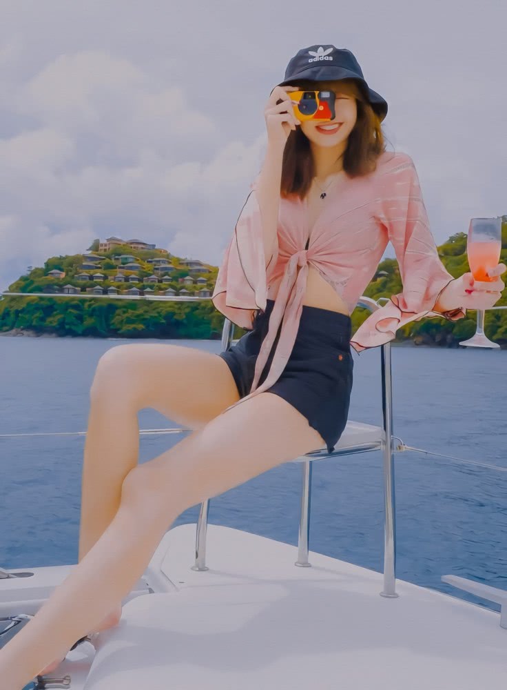 LISA穿粉色条纹设计的泳衣，搭配黑色短裤 简单又显身材