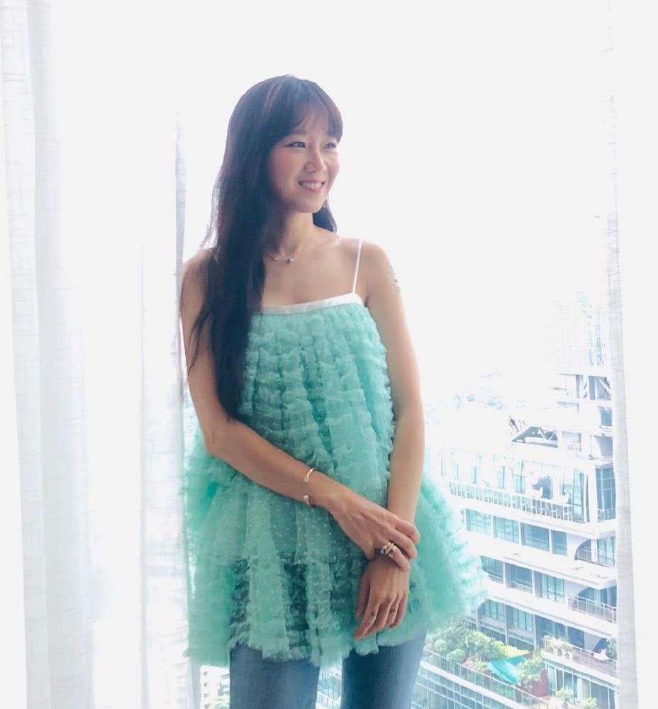 孔孝真模特出身却成演技派,穿V领粉色裙嫩成少女