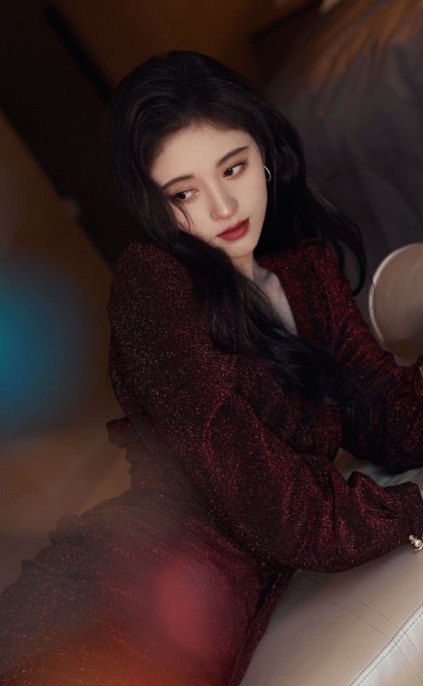 鞠婧祎穿黑色裙子丝绒材质复古时尚感银色腰带修饰腰身，增添亮点