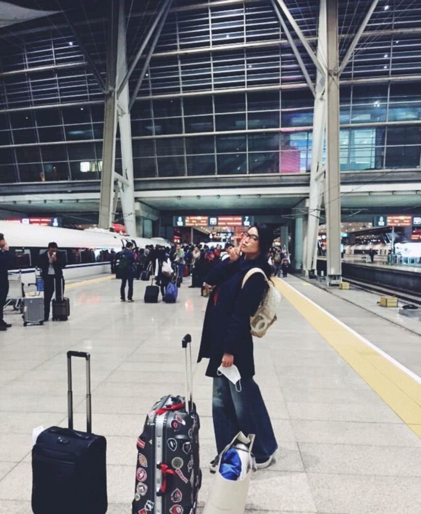 舒淇身穿驼色大衣配上一条“蛇”圈项链，个性十足