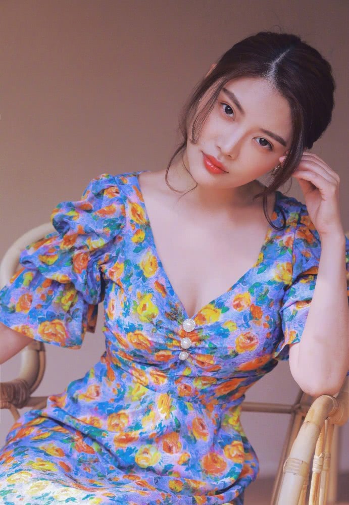 徐冬冬画油画穿印花V领连衣裙,尽显复古优雅