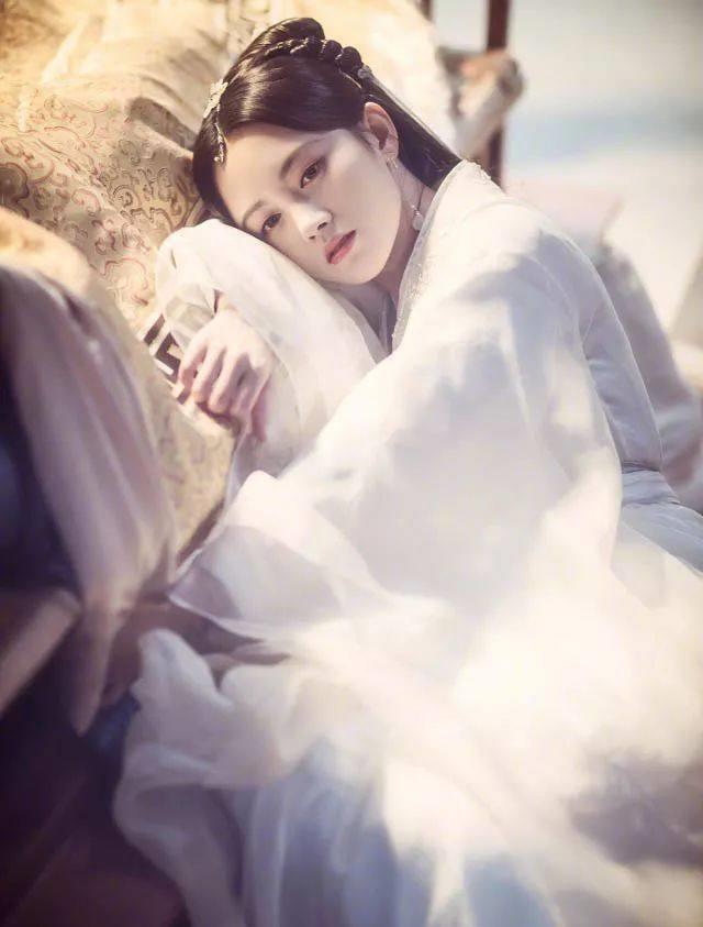 24岁鞠婧祎晒照身材很凸凹！这难道是二次发育？