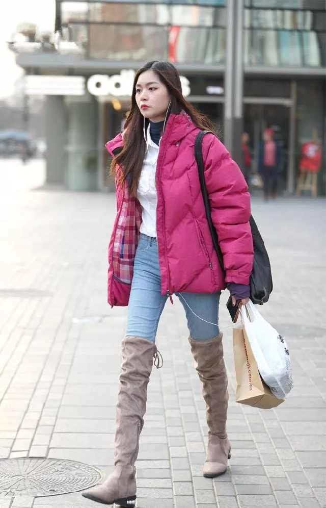 国内街拍：冬季穿搭我拒绝臃肿厚外套，不惧严寒秀好身材
