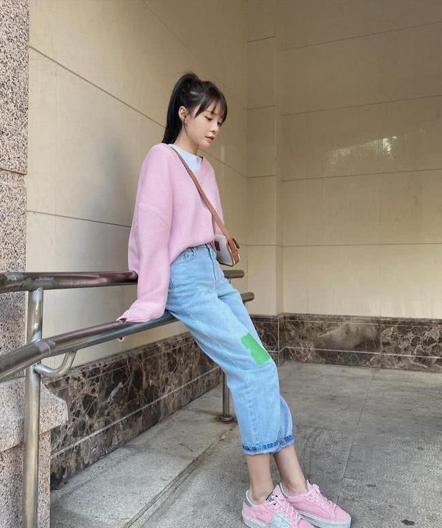 沈梦辰挑战立扫把,和狗狗一起出境,身穿姜黄色针织衫太好看