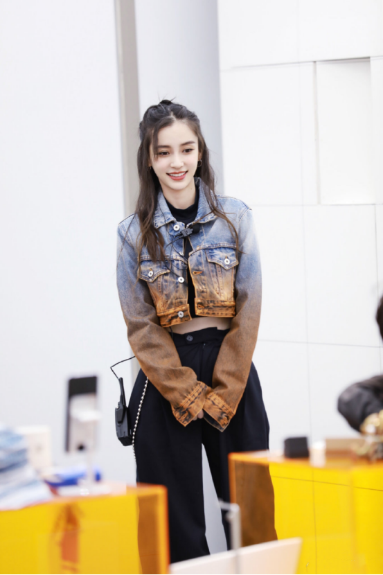 杨颖短款牛仔外套搭配黑色休闲裤,“巴掌腰”更是性感妖娆