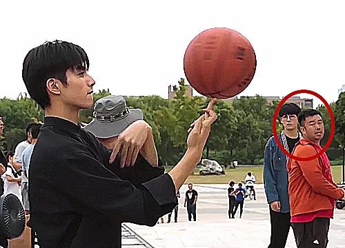 《下一站是幸福》花絮:宋威龙转球看呆张雨剑,谁注意宋茜,真正小公主