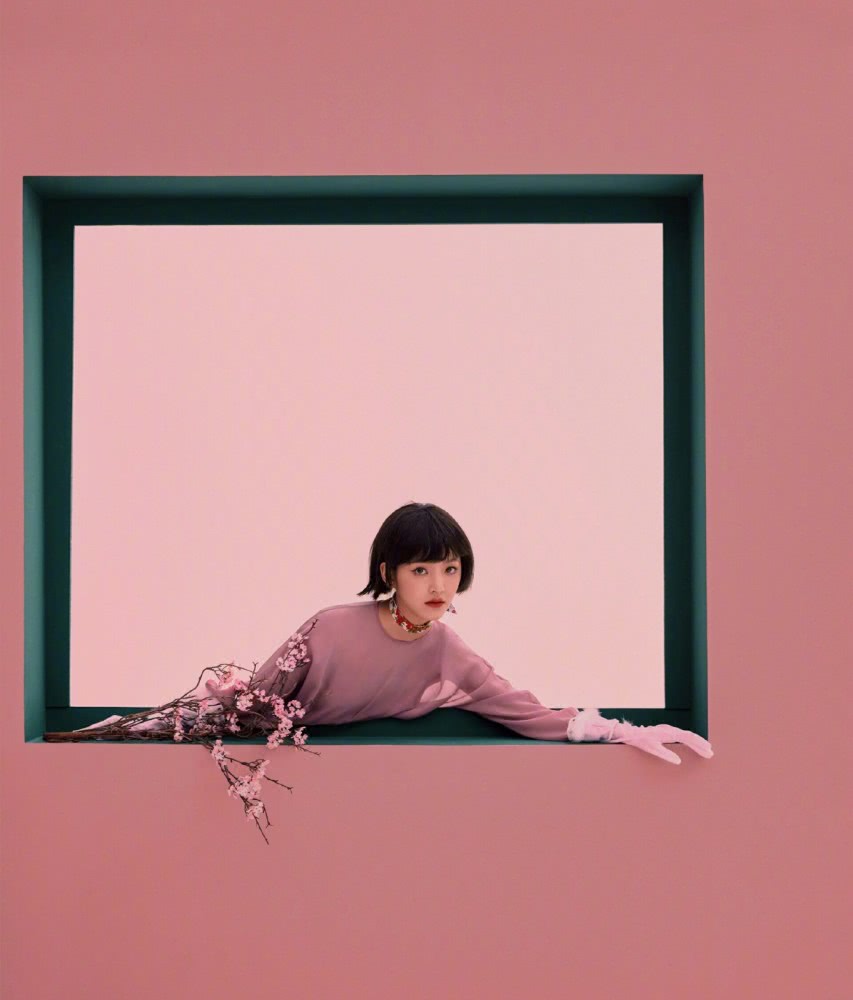 章若楠黑T白裙搭棕色外套出镜,复古气息满满