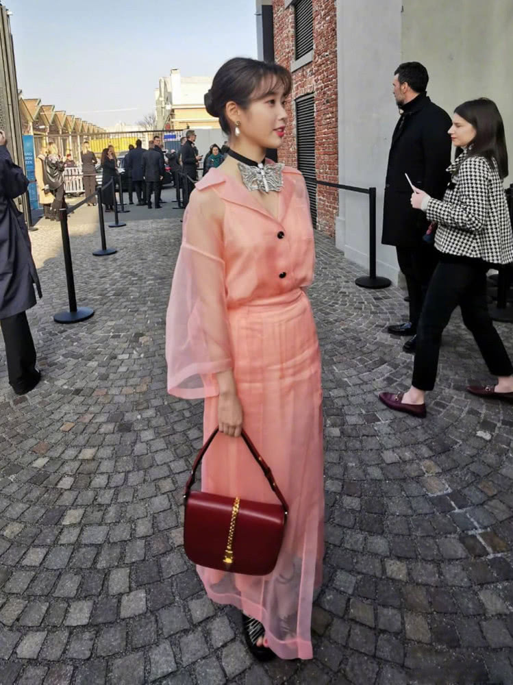 IU与MAI同框看秀,穿橘粉色薄纱裙,竟不输泰国“第一神颜”?