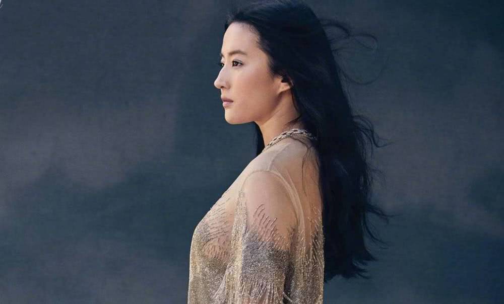 刘亦菲登《好莱坞报道者》封面,欧美妆容下却意外显老?