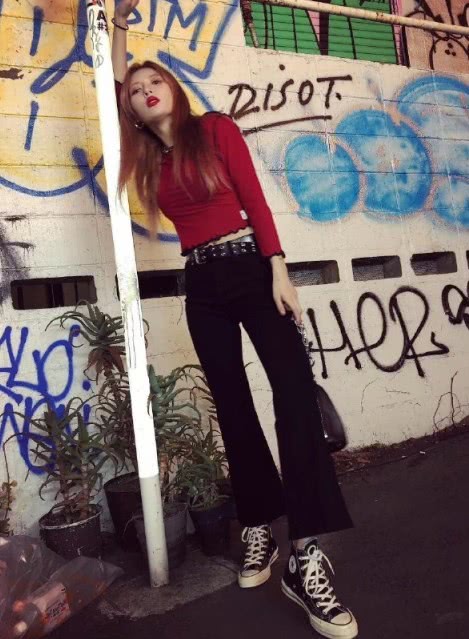 带火了泫雅背心,她又在高跟鞋里穿“渔网”,成功引爆20年潮流