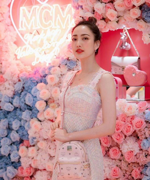 泰国女星Taew太优雅了,粉色连衣裙充满少女心,身材和气质全在线