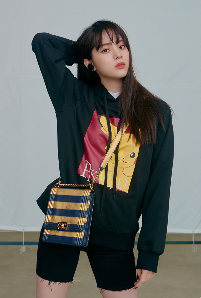 欧阳娜娜终于放弃匡威了，现在新带火的这款“毒液靴”，无敌潮