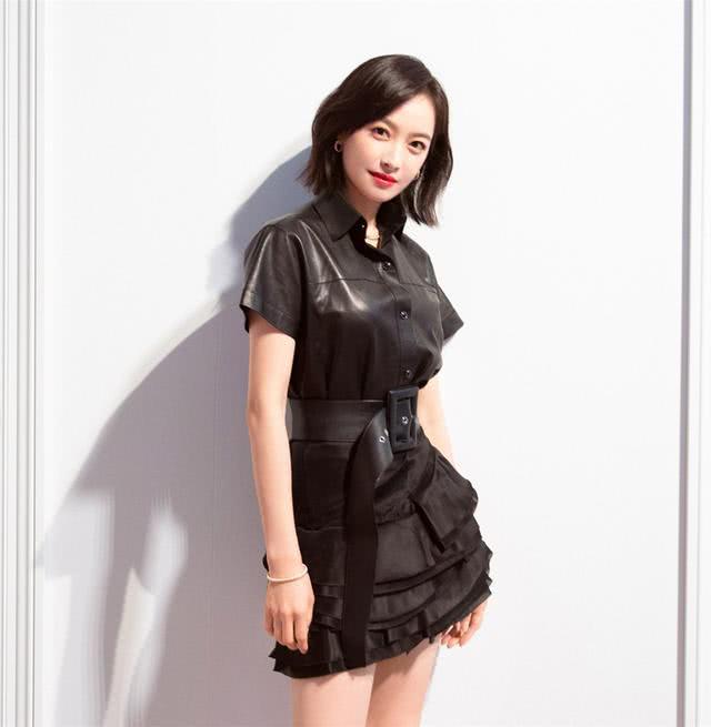 宋茜皮质短裙配细跟鞋，优雅气质却被大长腿抢镜