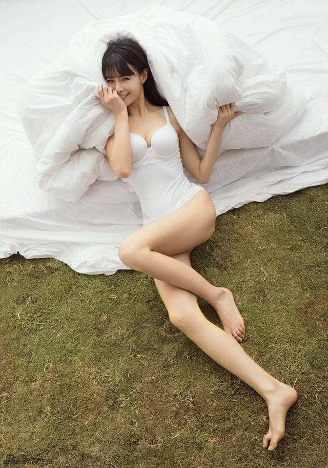 沈梦辰裙子高开叉秀美腿，性感大白腿太抢镜